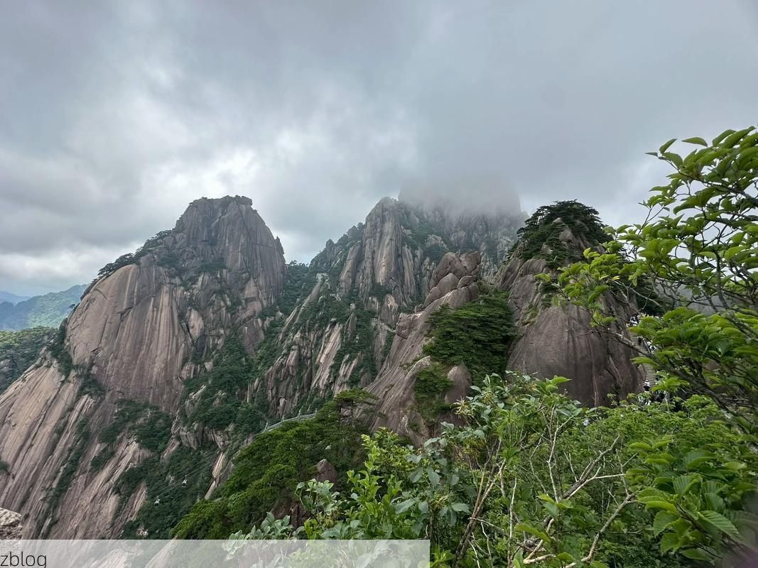 黄山脚下：景区门户的防疫压力与地理屏障